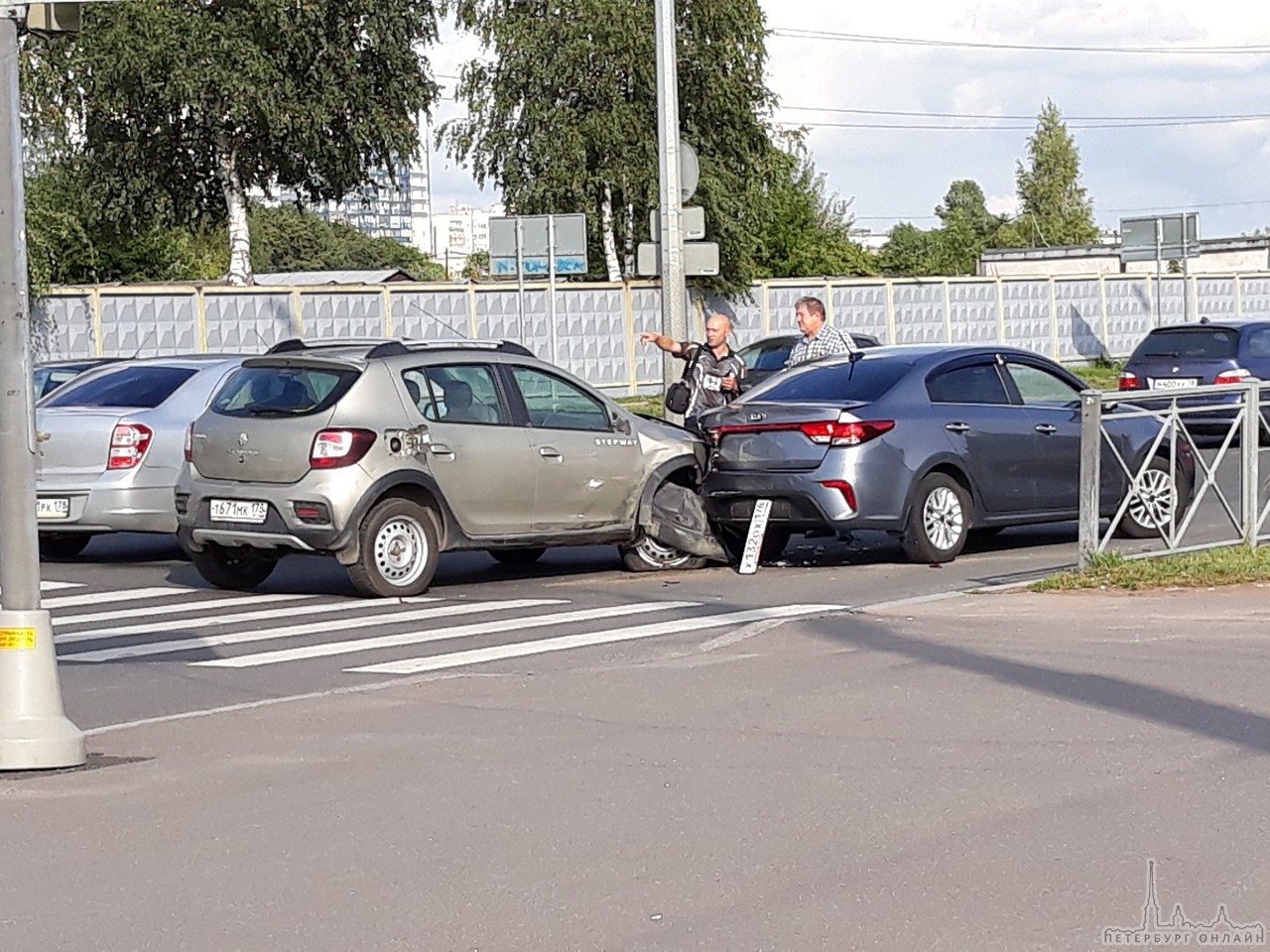 Сразу две аварии на перекрестке Светлановского и Северного проспектов