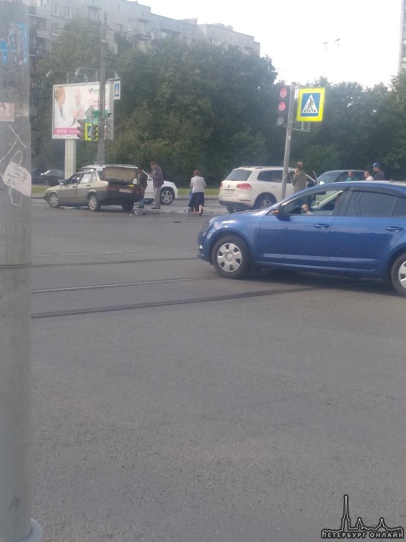 Туарег разбился об ВАЗ 21099 на перекрёстке Тамбасова и Ветеранов, оформляются, особо не мешают