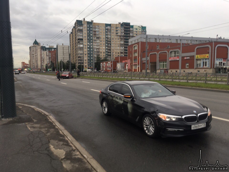 Nissan Tiida и BMW столкнулись у Народного на проспекте Косыгина.