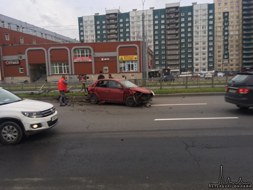 Nissan Tiida и BMW столкнулись у Народного на проспекте Косыгина.