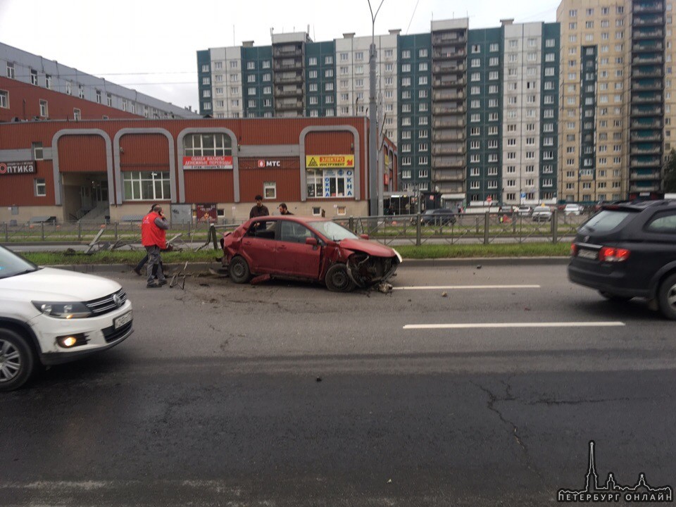 Nissan Tiida и BMW столкнулись у Народного на проспекте Косыгина.