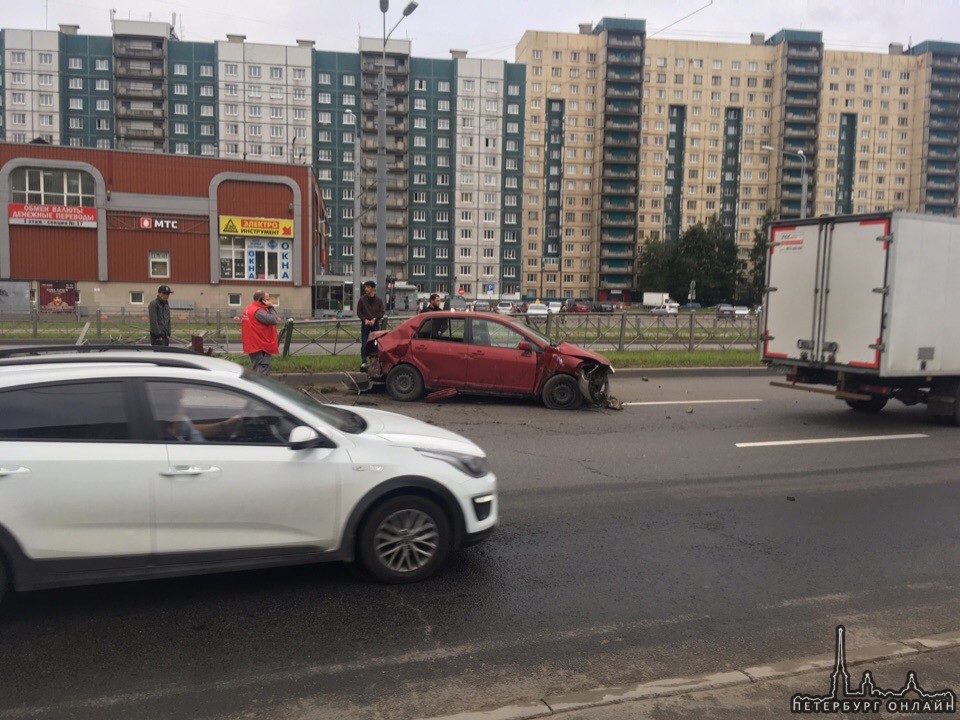 Nissan Tiida и BMW столкнулись у Народного на проспекте Косыгина.