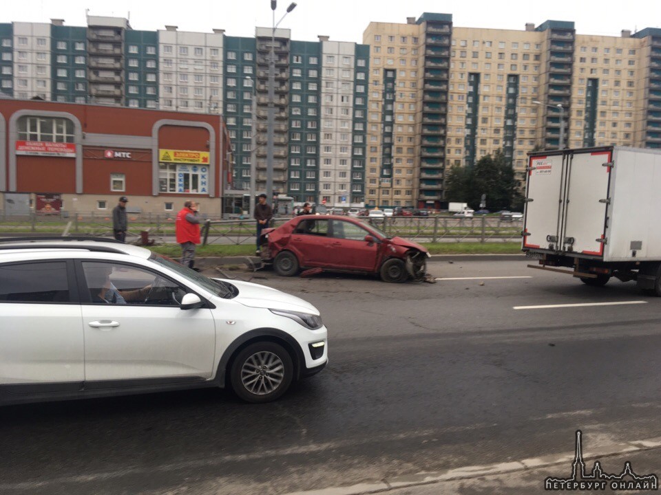 Nissan Tiida и BMW столкнулись у Народного на проспекте Косыгина.