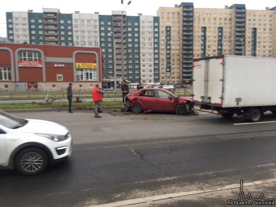 Nissan Tiida и BMW столкнулись у Народного на проспекте Косыгина.