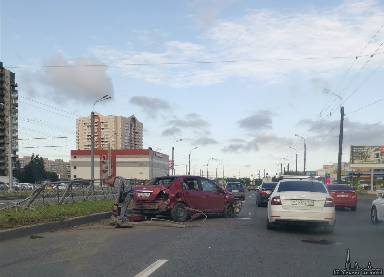 Nissan Tiida и BMW столкнулись у Народного на проспекте Косыгина.