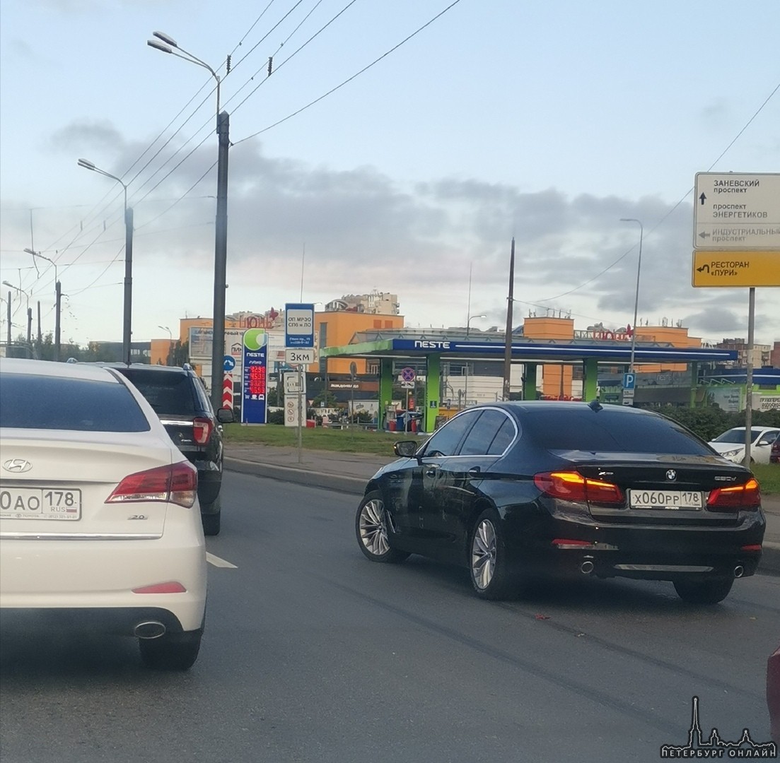 Nissan Tiida и BMW столкнулись у Народного на проспекте Косыгина.