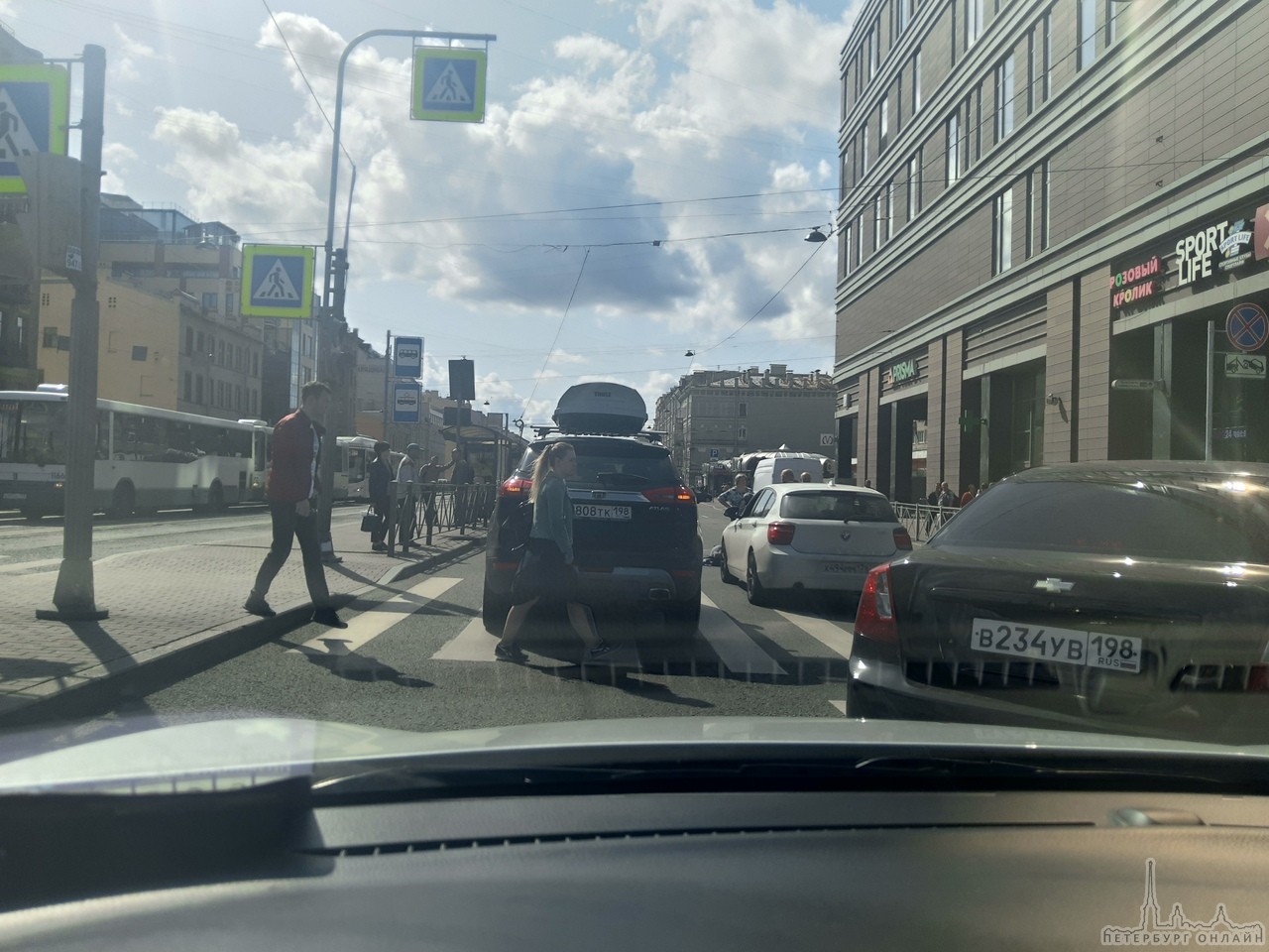 Сбили женщину на пешеходном переходе у Метро Обводный канал. Движение затруднительно по правой полос...