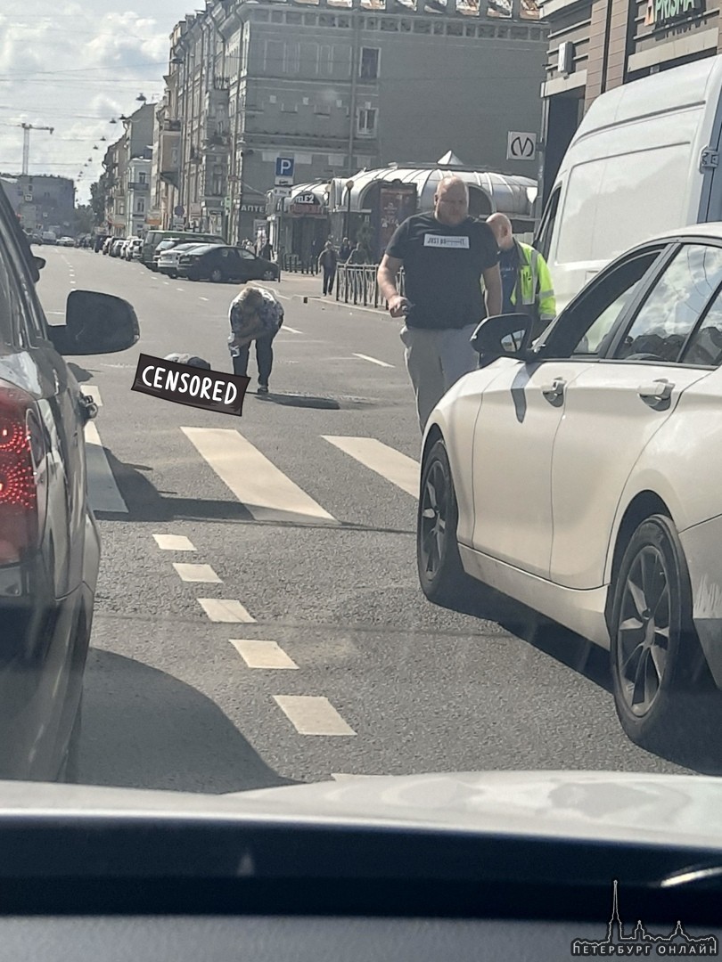 Сбили женщину на пешеходном переходе у Метро Обводный канал. Движение затруднительно по правой полос...