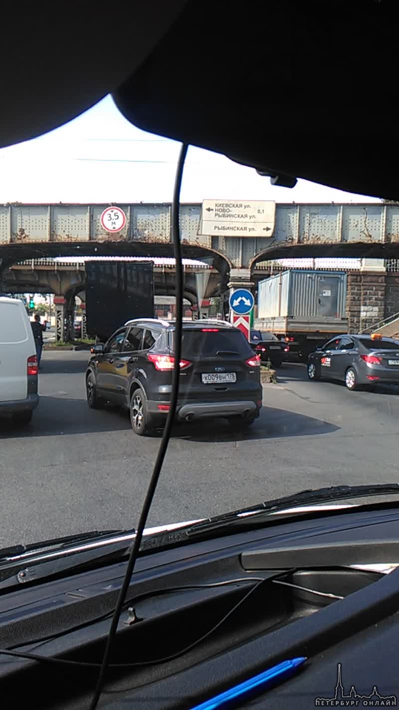 Два грузовика застряли под ЖД мостом на Боровой к Витебскому
