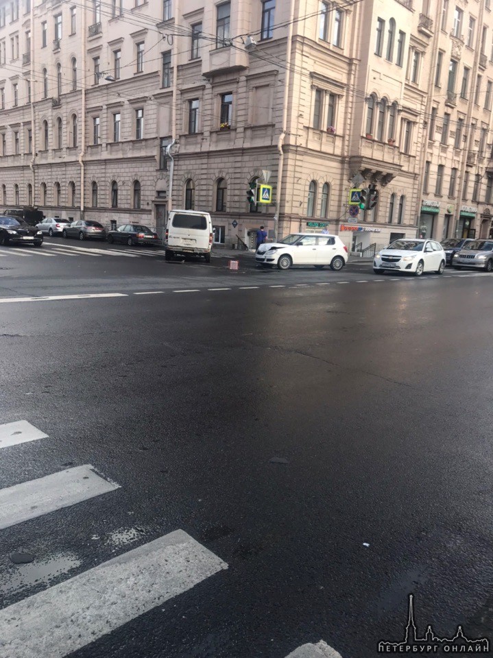 На пересечении Лермонтовского проспекта и Красноармейской 10 Баргузин столкнулся с Шкодой.