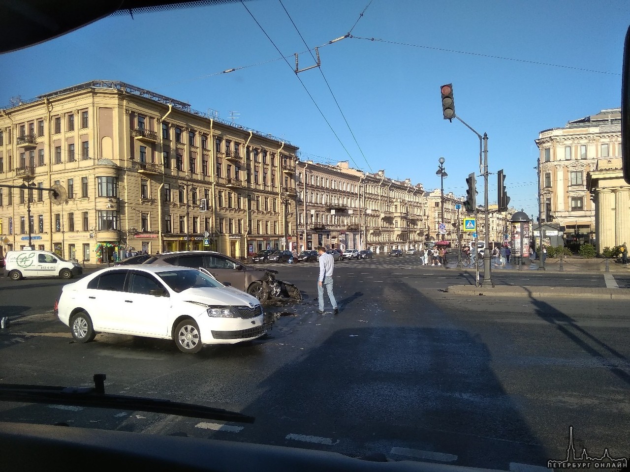 На площади Восстания двое не спят. Служб нет, обстановка ухудшается