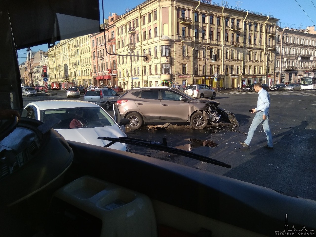 На площади Восстания двое не спят. Служб нет, обстановка ухудшается