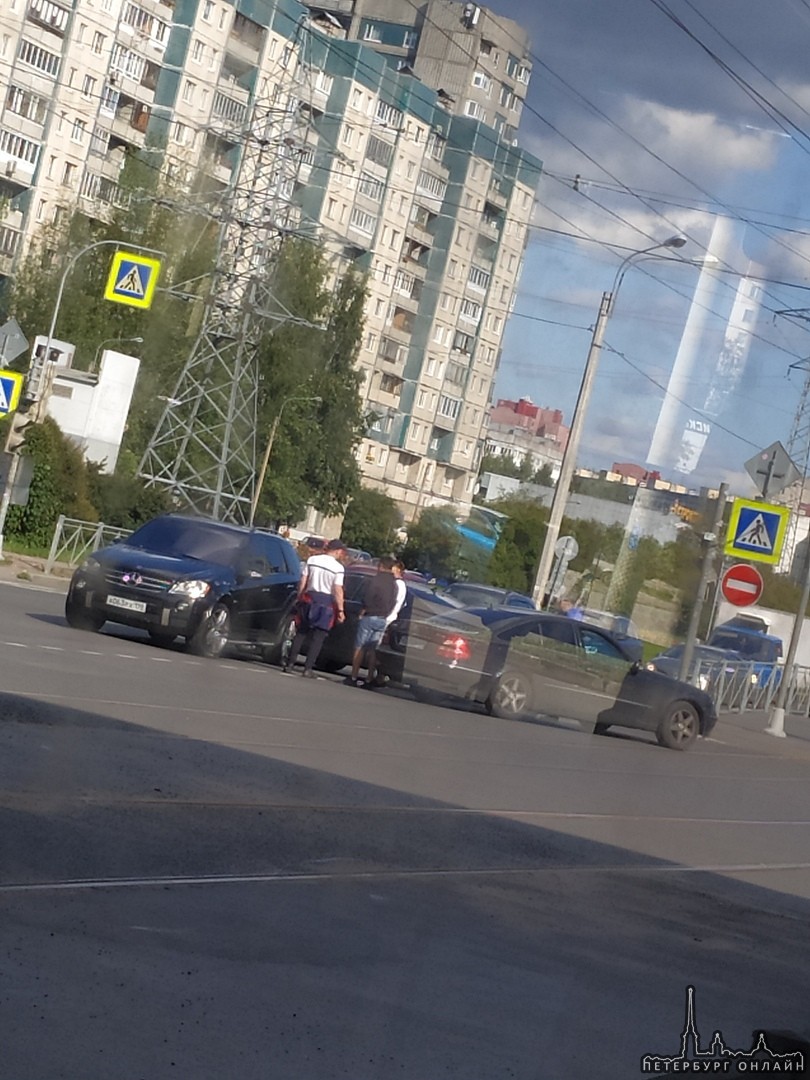 3 любителя Мерседесов собрались в олном ДТП на перекрестке Испытателей и Маршала Новикова