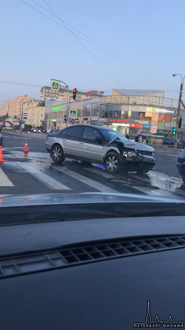 В городе Колпино на Пересечении Ремизова и Тверской улицы серьёзное дтп. 16.08.2019 в 20:02 г. Ко...