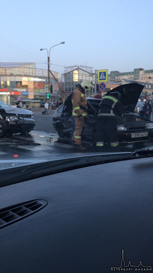 В городе Колпино на Пересечении Ремизова и Тверской улицы серьёзное дтп. 16.08.2019 в 20:02 г. Ко...