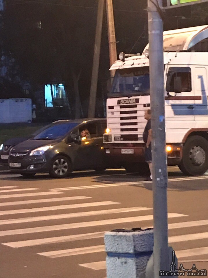 На перекрёстке Ленинского проспекта и улицы Доблести тетя подставила бок фуре.