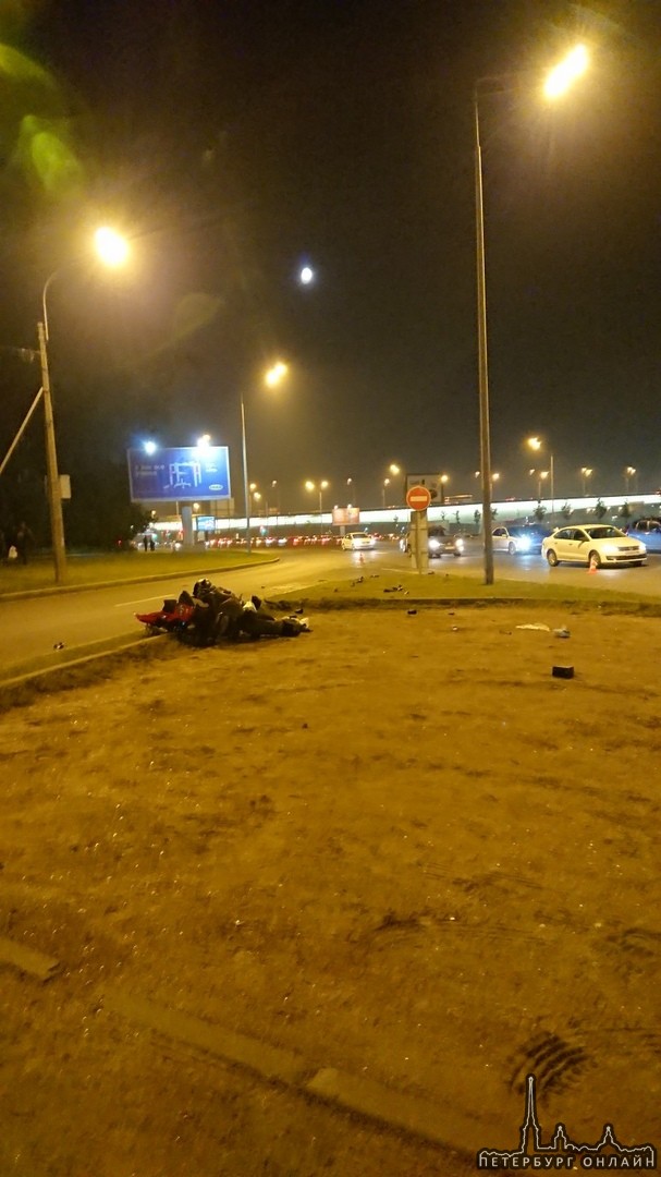 На Малоохтинском проспекте 61А таксист повернул направо со среднего ряда и сбил мотоциклиста Водите...