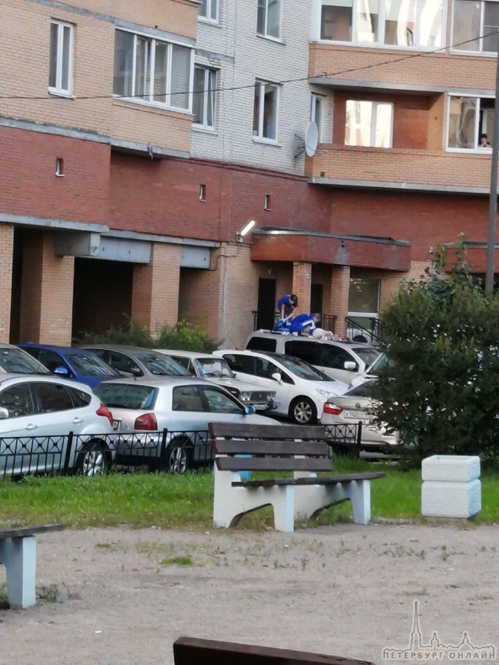 Сегодня, в районе 09:00 утра, во дворе дома по адресу Ленинский пр. 111, на крышу автомобиля из окна...