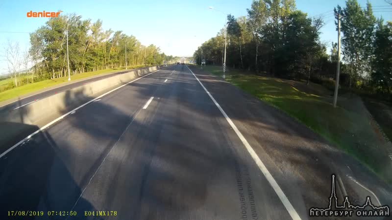 Сегодня утром 17.08.2019 на выезде с Никольского на Московское шоссе, неадекватный водитель самосвал...