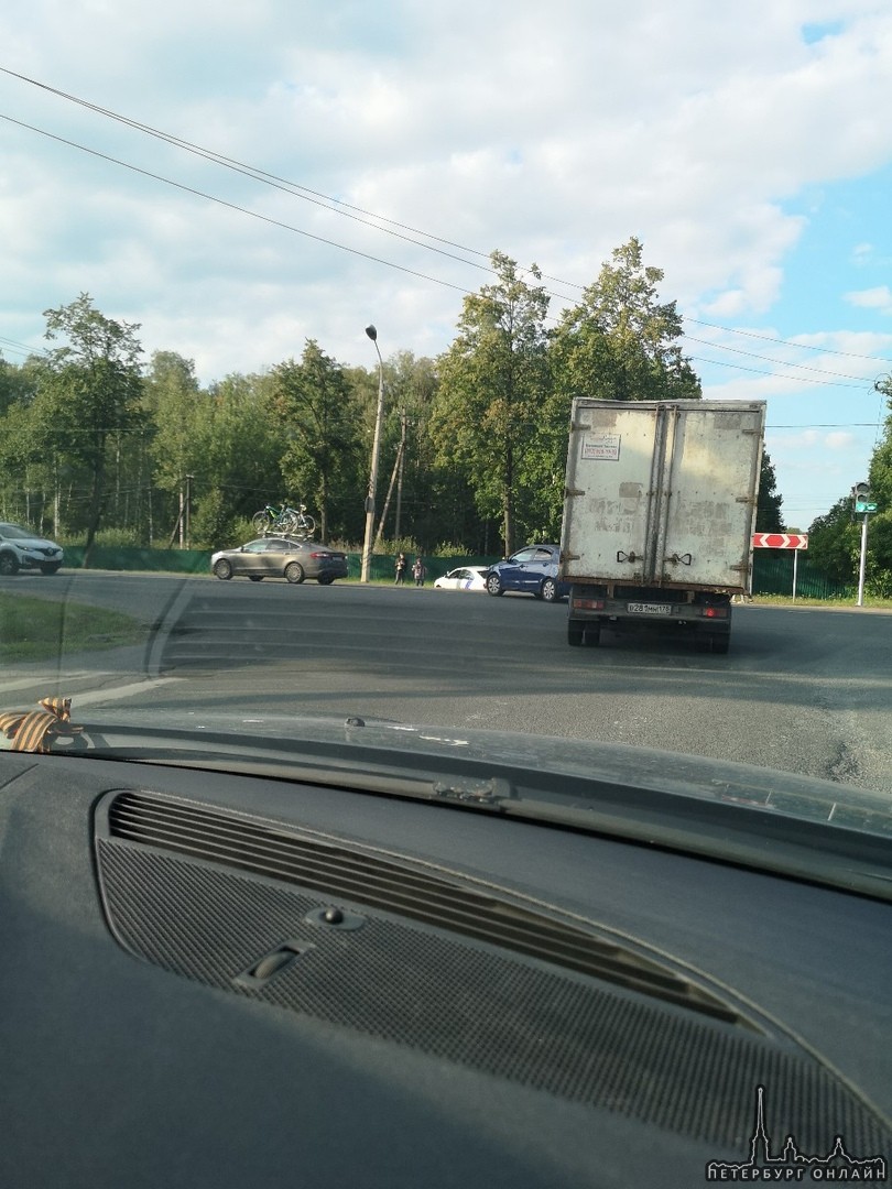 Санкт-Петербургское шоссе, перекрёсток с Ропшинским. Яндекс драйв не справился с управлением.