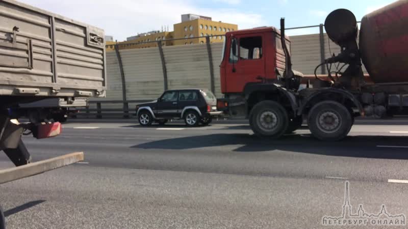 КАД засыпало стройматериалами после ДТП перед вантовым мостом на внешней стороне