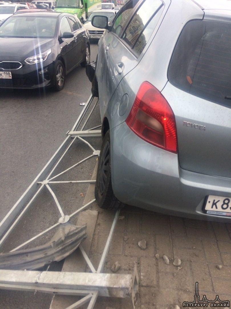 На Дунайском , напротив Евроавто и Макдоналдса, Тойоту подрезала другая машина, и Toyota вылетела в ...