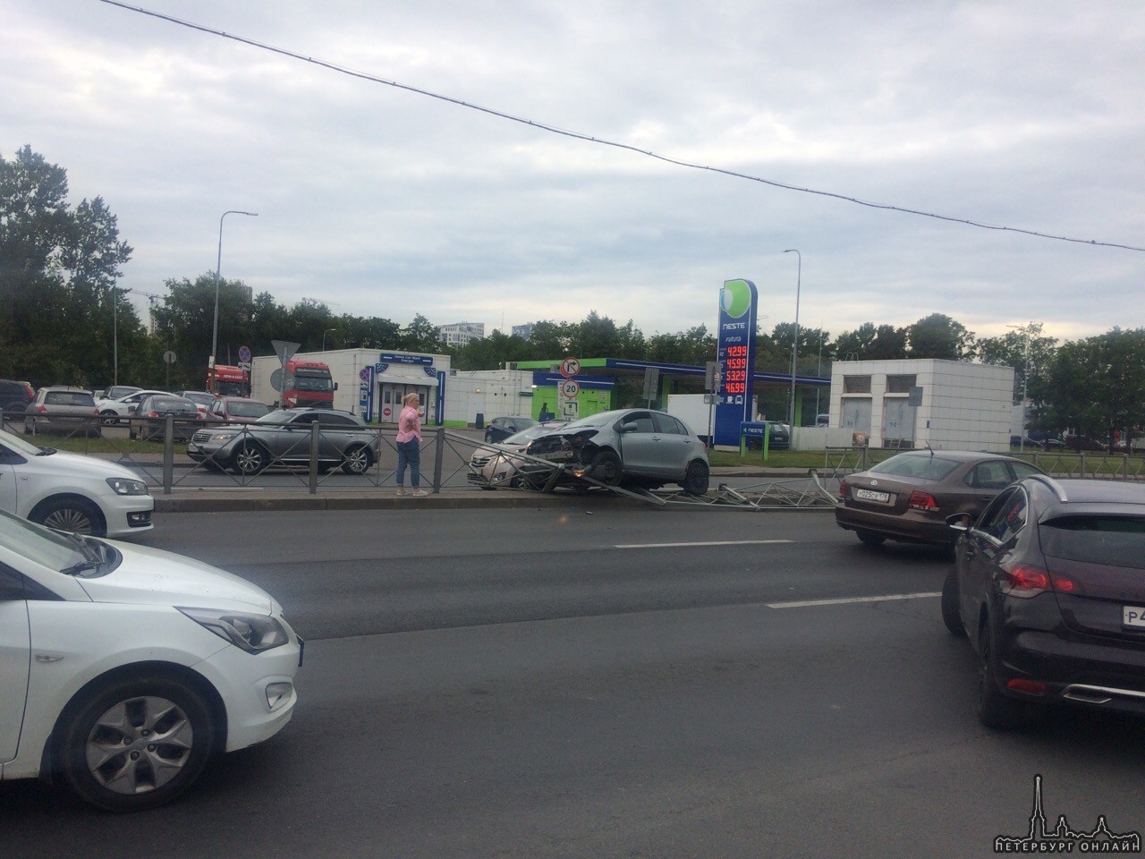 На Дунайском , напротив Евроавто и Макдоналдса, Тойоту подрезала другая машина, и Toyota вылетела в ...