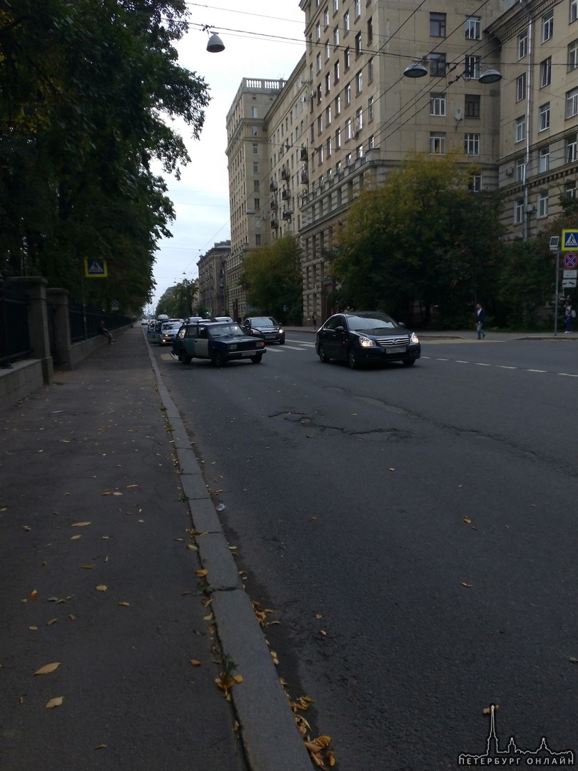 Дерзкий Жигуль не остановился на пешеходном переходе через Кузнецовскую у улицы Севастьянова (решил ...