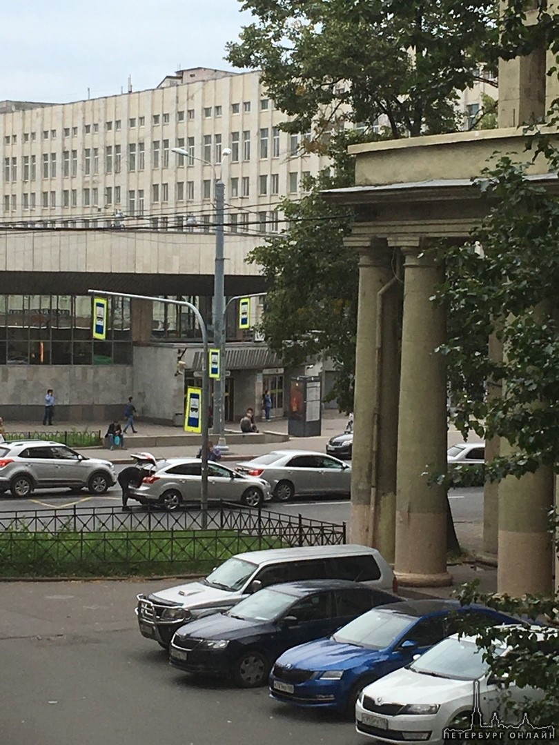 Небольшое ДТП напротив метро Пролетарская. Трамваю не мешают.