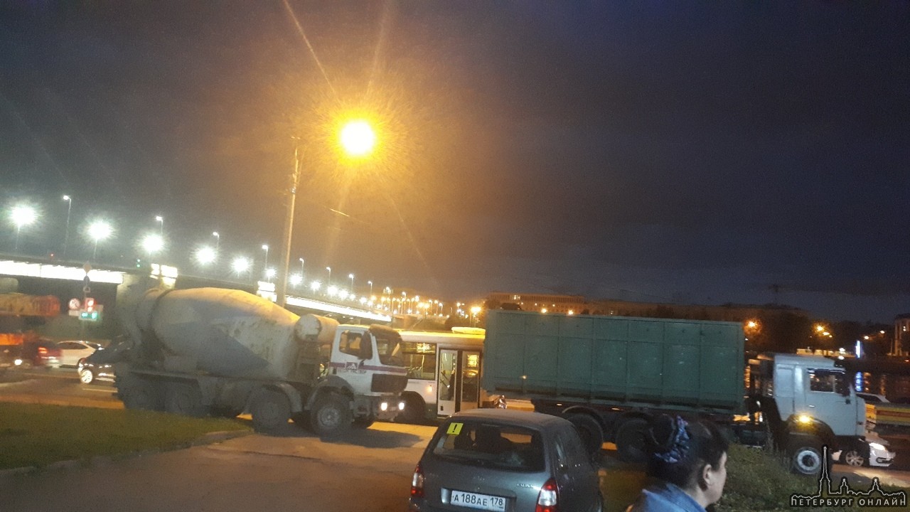 Водитель снес фонарный столб на Октябрьской набережной , у Володарского моста,в сторону центра. у п...