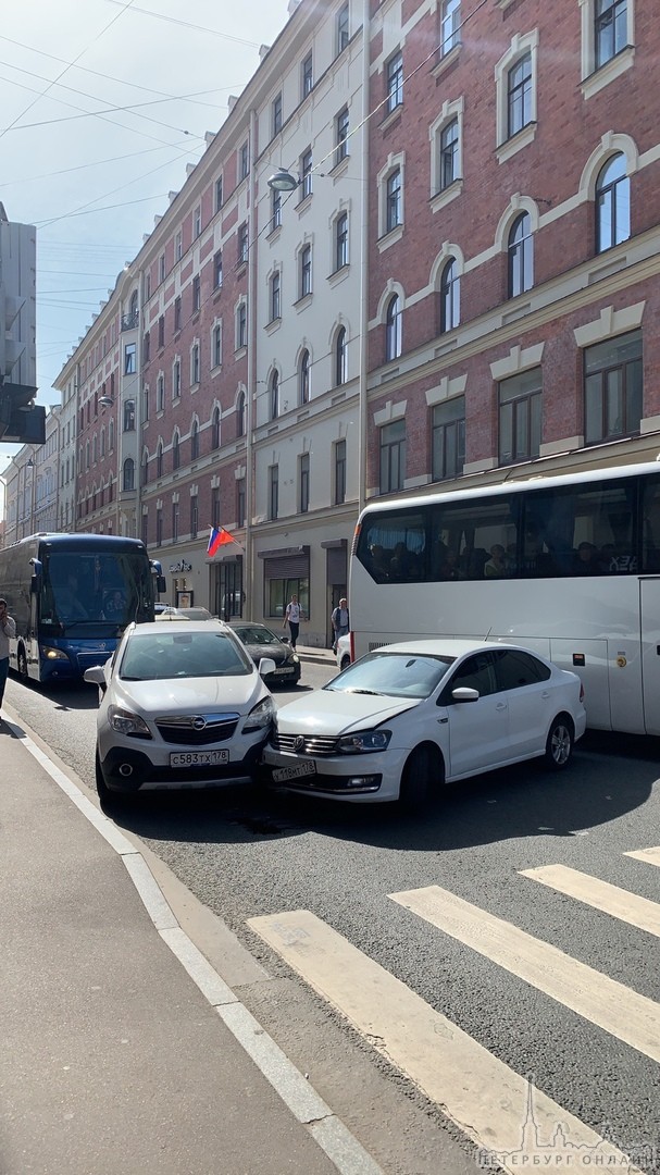 В переулке Гривцова в 11:10 столкнулись Volkswagen и Опель. Объезжают их потихоньку.