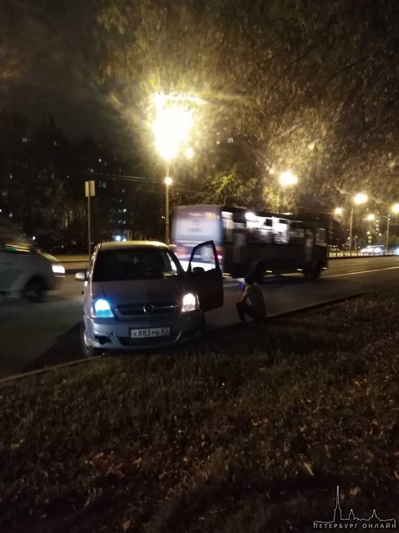 Авария на Софийской рядом с 55 домом.