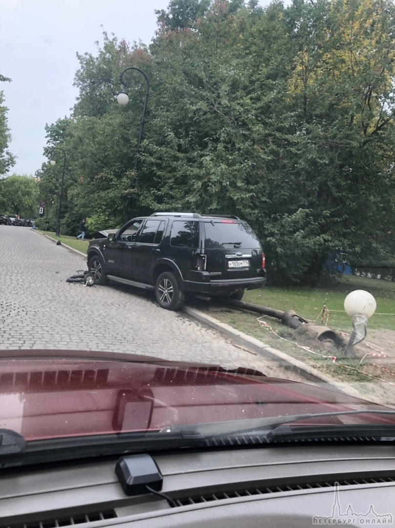 Столб напал на Ford Эксплорер в Александровском саду