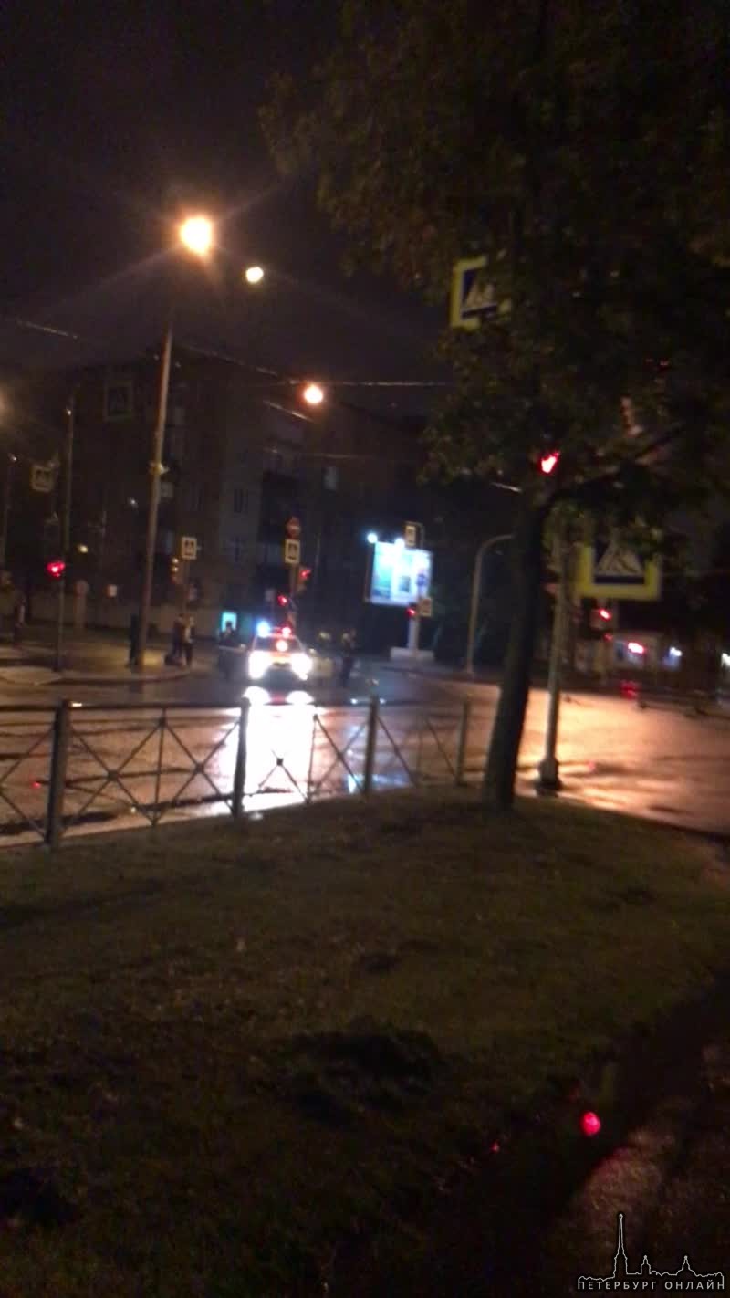 В 4:20 ночи авария на перекрёстке Автоской и Краснопутиловской. Газель сбила знак и улетела в дерево...