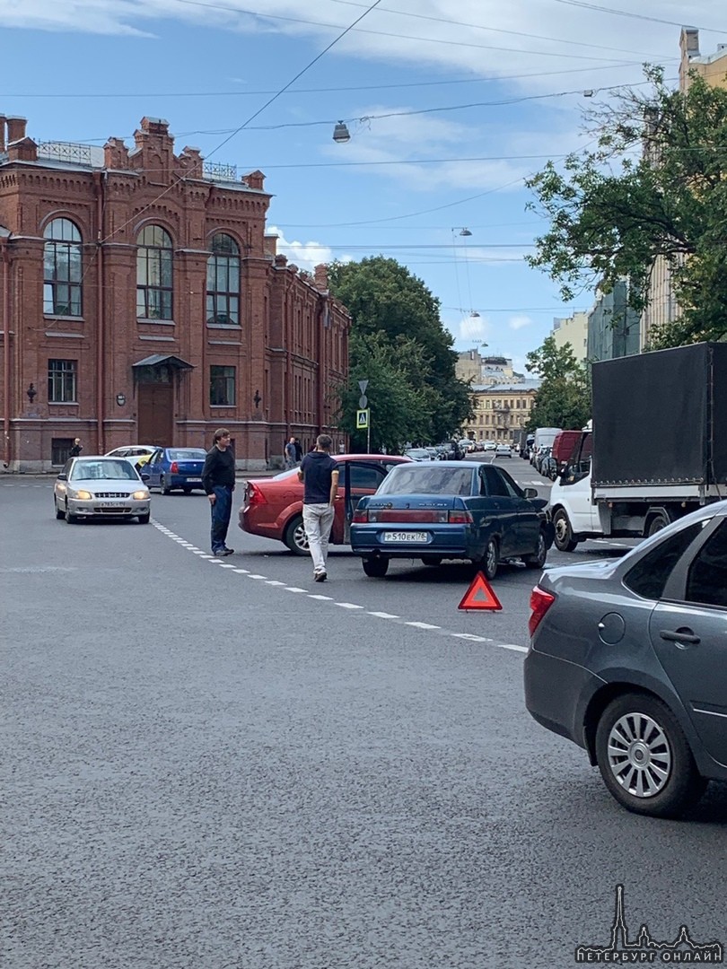 Авария на пересечении Старорусской и Новгородской улиц. Lada и Ford