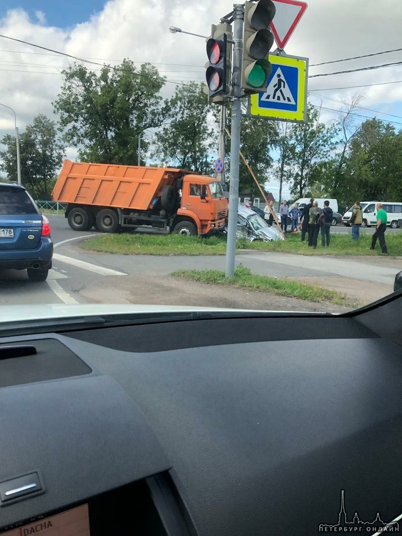 Камаз убрал легковушку в канаву с перекрёстка Таллинского и Аннинского шоссе, водитель которой повор...