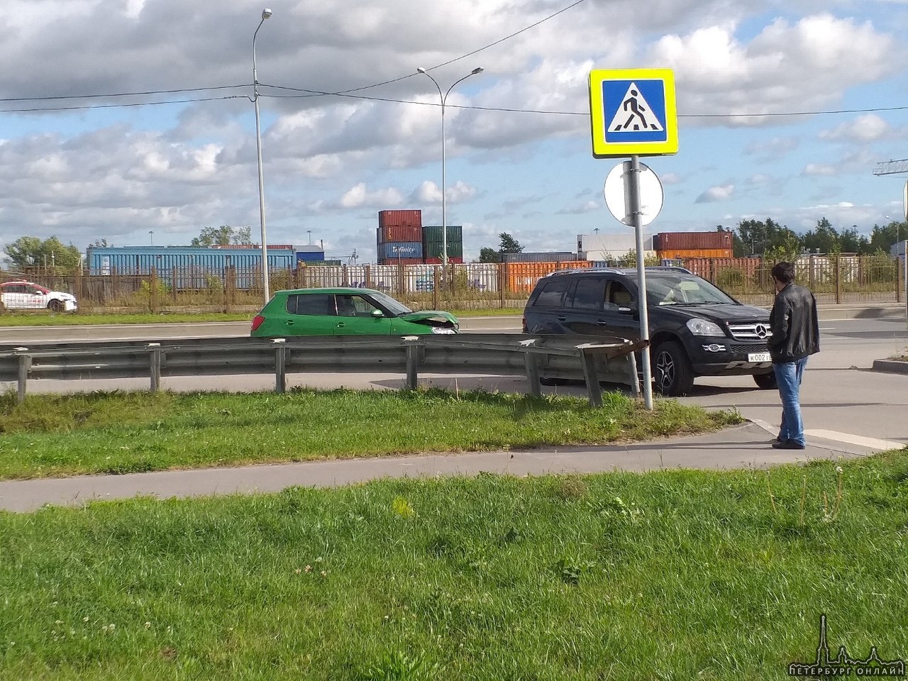 Авария на Таллинском шоссе, где заезд на Петрович перед постом ГАИ в сторону Красного Села. Mercedes...