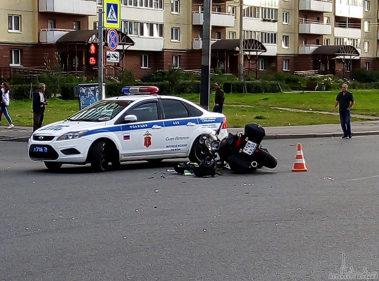 Сбили мотоциклиста на пересечение Дунайского проспекта и малой Карпатской улицы. Прилетел пилот, жив