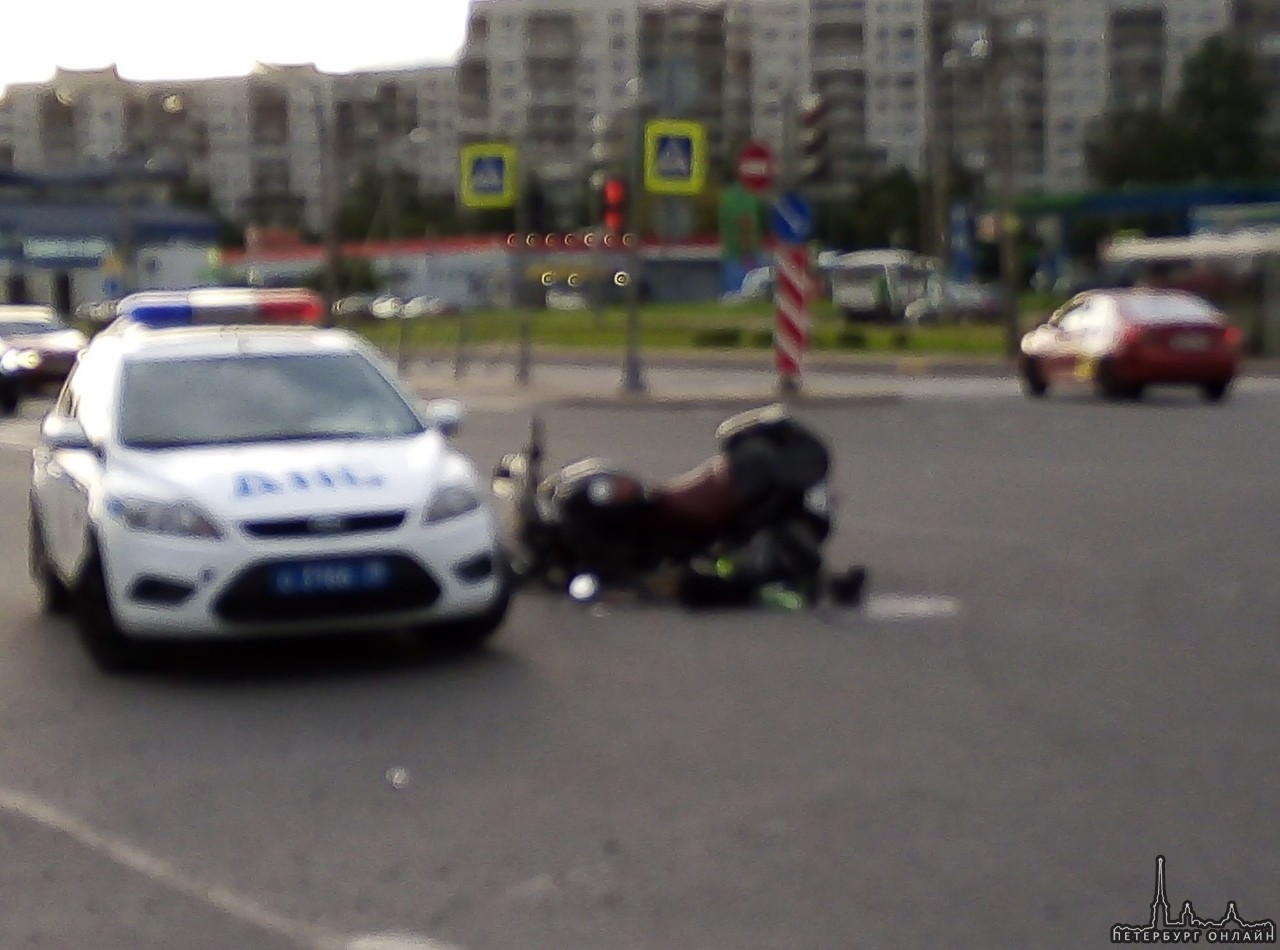 Сбили мотоциклиста на пересечение Дунайского проспекта и малой Карпатской улицы. Прилетел пилот, жив