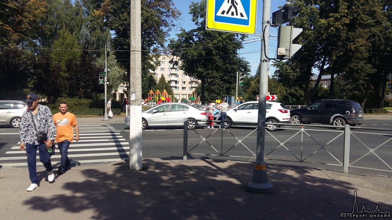 Стрельна, Санкт-Петербургское шоссе, стукнулись на повороте с Фронтовой.