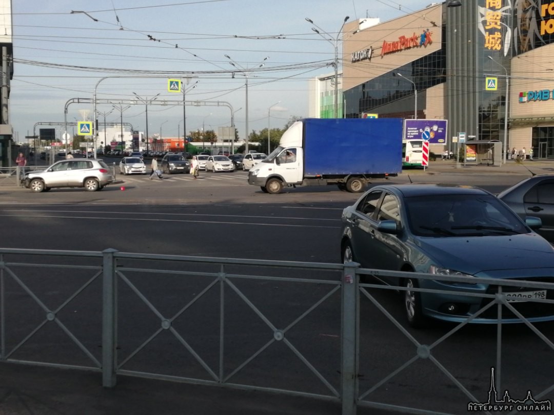 Небольшое ДТП на пересечении Салова и Бухарестской.