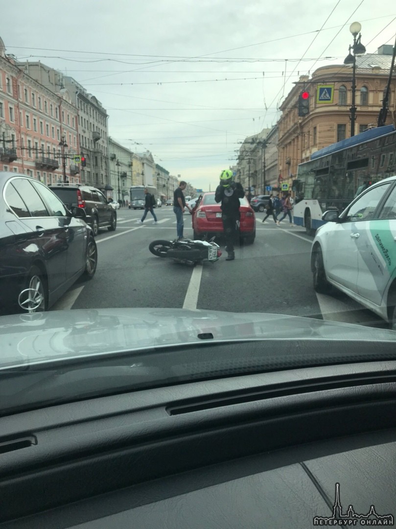 Уронили мотоциклиста на Невском(