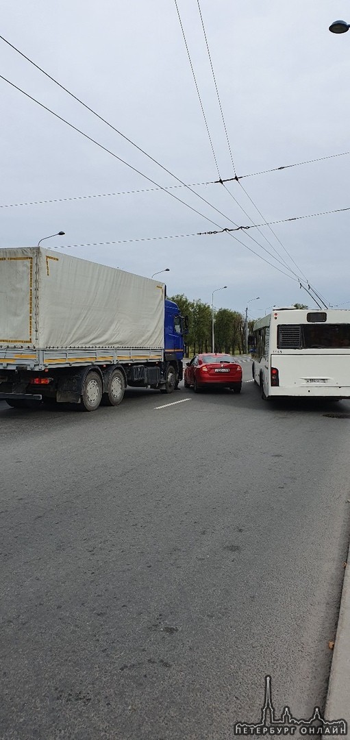 ДТП на пересечении маршала Жукова и Ветеранов. Skoda разворачивалась на перекрёстке и не уступила до...