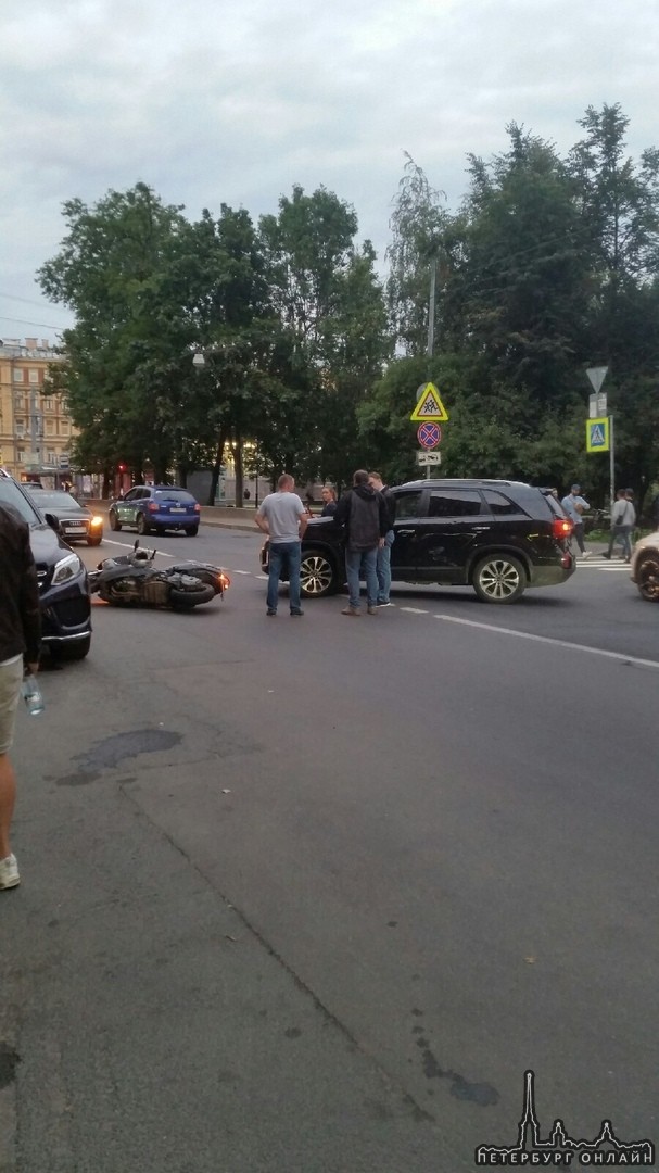 На Чкаловском проспекте , Киа Соренто, разворачиваясь на перекрестке с Ропшинской улицей сбила мотор...