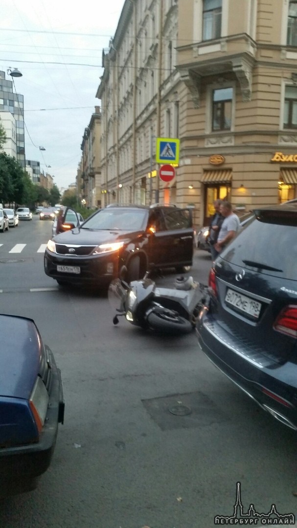 На Чкаловском проспекте , Киа Соренто, разворачиваясь на перекрестке с Ропшинской улицей сбила мотор...