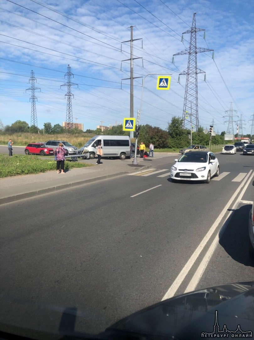 На перекрестке Ударников и Передовиков микроавтобус сбил светофор.