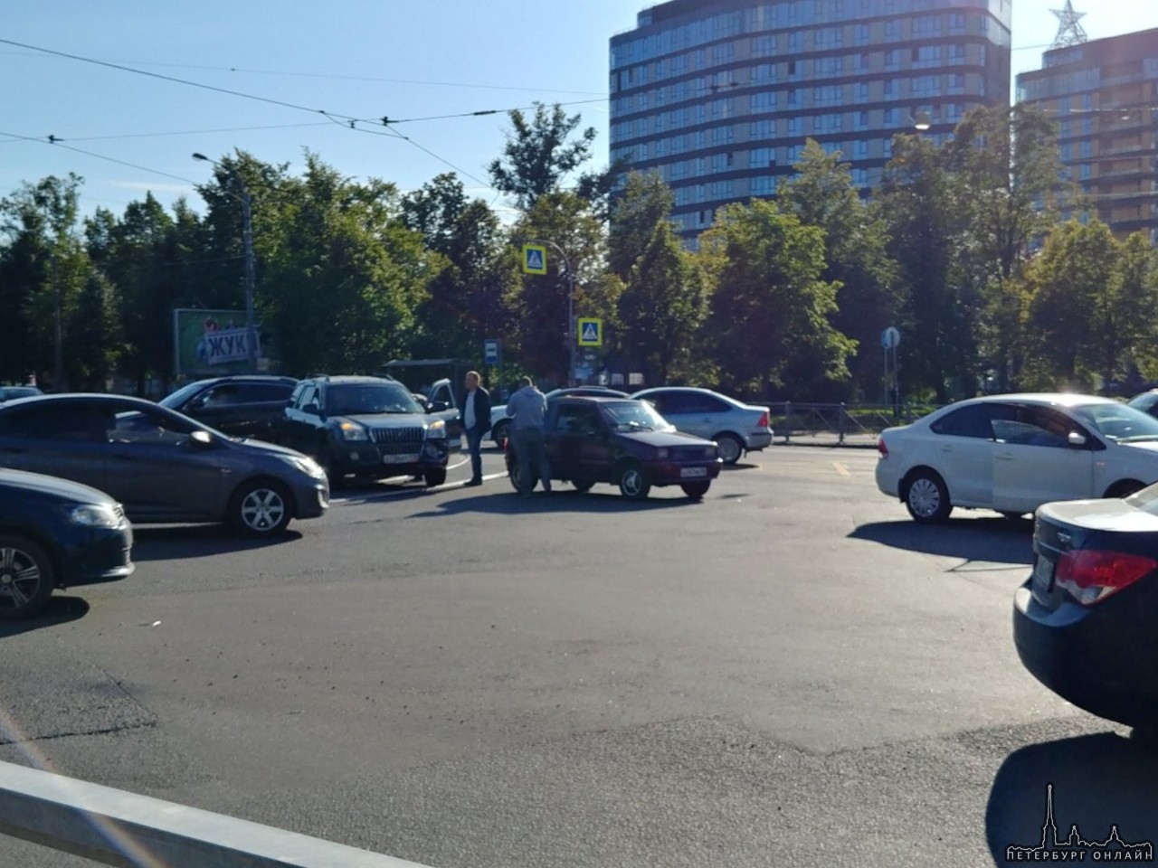 Три машины столкнулись на перекрестке Полюстровского и Пискарёвского проспектов. Стоят на трамвайны...
