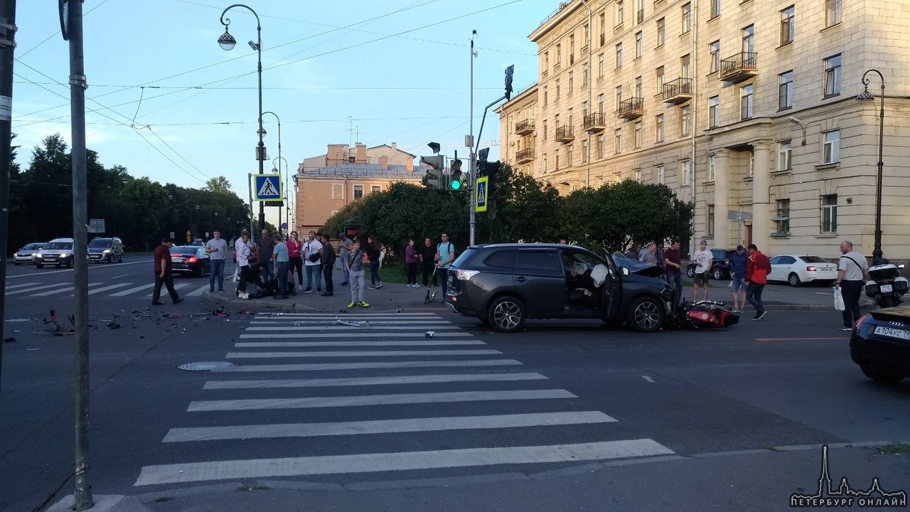 На перекрестке Детской и Большого произошло ДТП с участием мотоциклиста. Водитель мотоцикла живой....