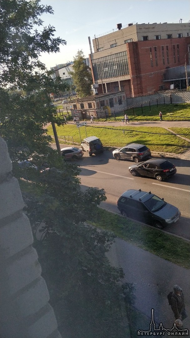 Прямо под окнами на Школьной улице один на Поло собрался развернуться, второй на Audi Q7 обгонял про...