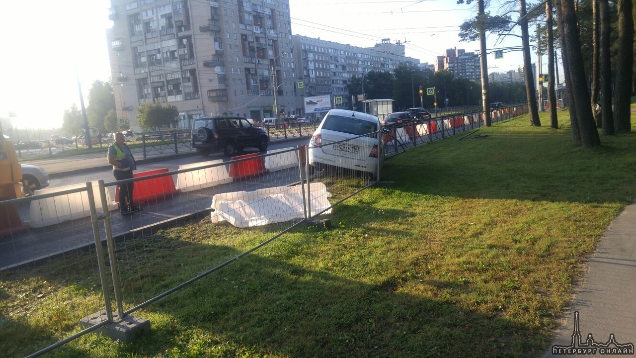 Очередной каршеринг окончил свой славный путь на Тихорецком проспекте, чуть не доезжая улицы Бойкова...